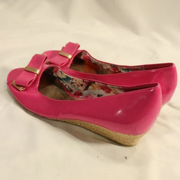LIV & MADDIE Pink Patent Leather Bow Front Peep Toe Wedges Size 6 - Picture 5 of 10